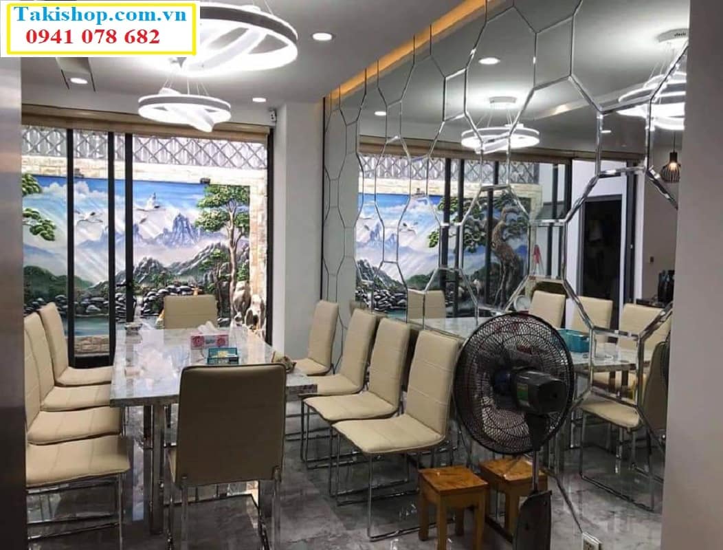 Guong ghép nghệ thuật làm tăng thêm vẻ đẹp cho phòng khách