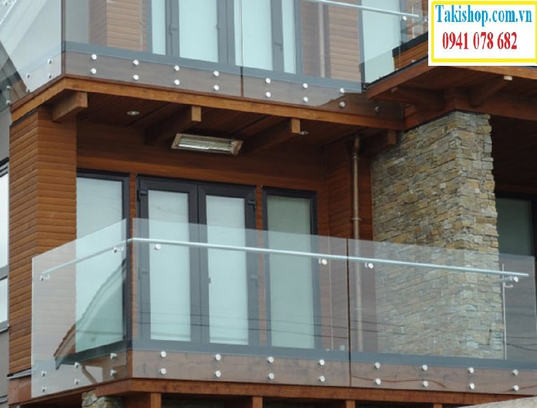 Lắp lan can kính cường lực cho ban công