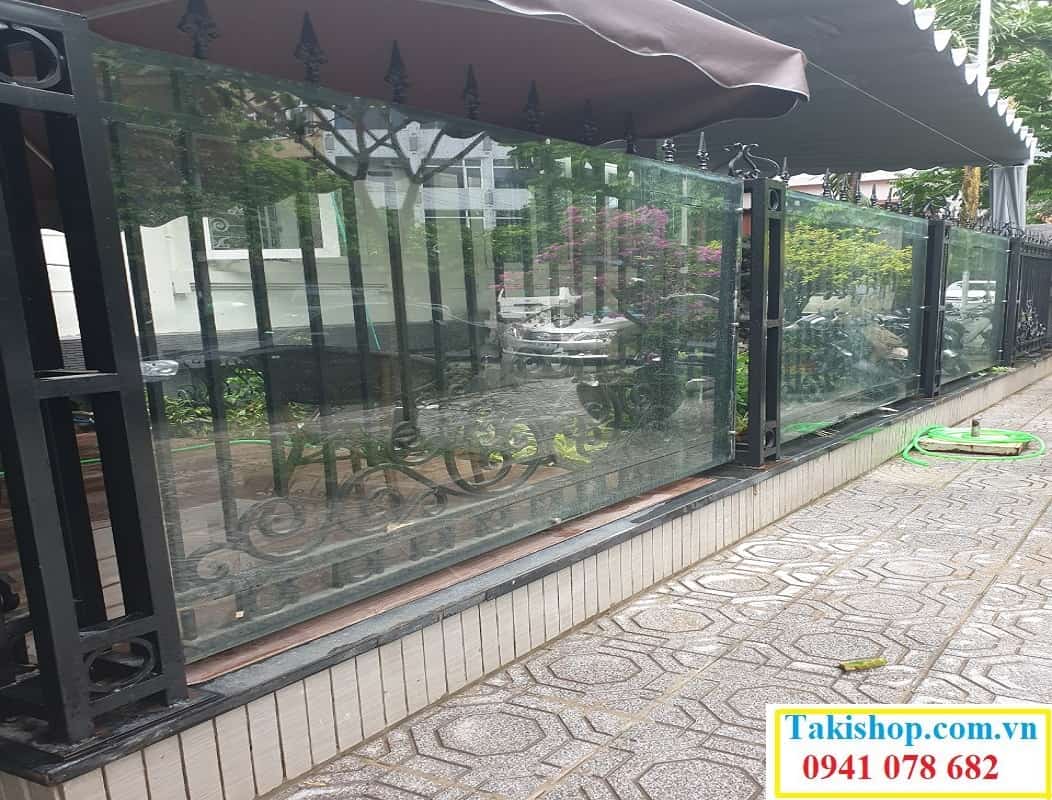 Cung cấp lắp đặt hàng rào bằng kính cường lực cho quán cafe