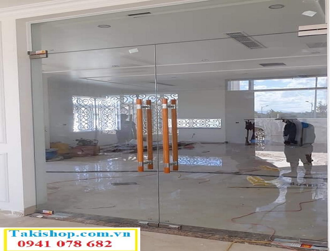 Thi công cửa đi mở quay 2 cánh bằng kính cường lực cho mặt tiền nhà rộng đẹp