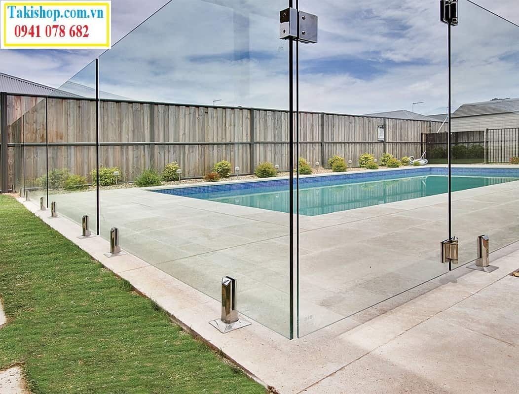 Thi công vách kính cường lực làm hàng rào cho khu bể bơi