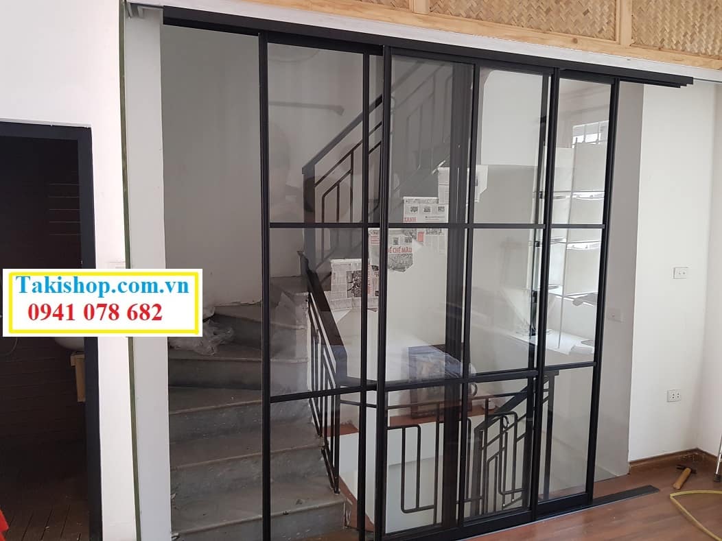 VÁCH KẾT HỢP CỬA TRƯỢT SỬ DỤNG NAN TRANG TRÍ MÀU ĐEN