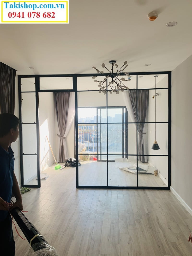Vách kính khung nhôm sơn đen ngăn phòng