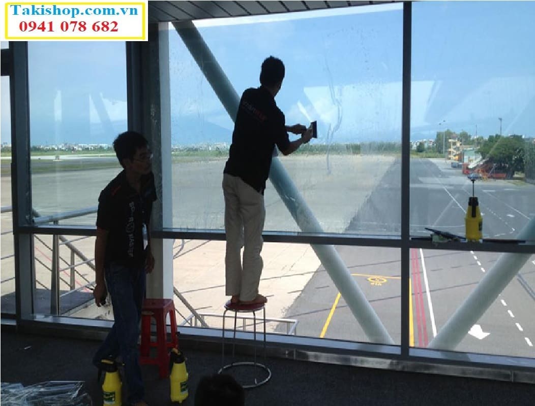 Vệ sinh kính trước khi sơn kính cách nhiệt cho kính nhà trước mặt tiền