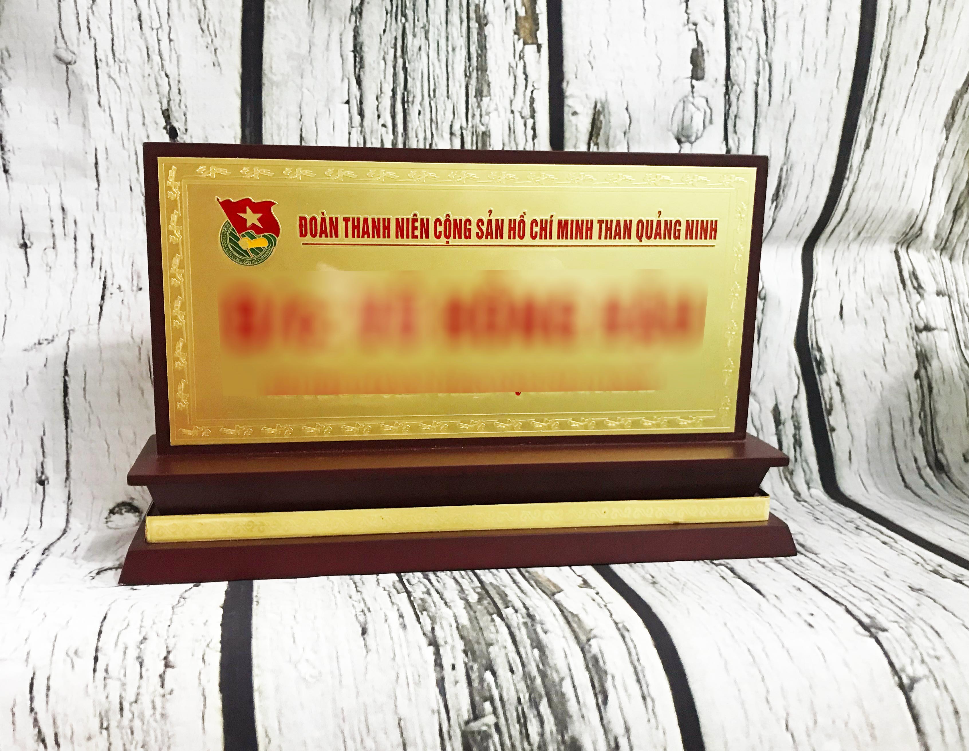 bien chuc danh de ban, bien chuc danh go dong, bien chuc danh mica, bien chuc danh in uv, bien chuc danh cho giam doc, lam bien chuc danh theo yeu cau, bien chuc danh go tu nhien, bien chuc danh mica chu T, bien chuc danh phong hop, bien chuc danh in logo, bien chuc danh khac laser, bien chuc danh gia re, bien chuc danh cong ty, bien chuc danh khac dong, bien chuc danh sang trong, bien chuc danh van phong, bien chuc danh mica den, bien chuc danh cao cap, bien chuc danh nhieu mau, bien chuc danh dep tai ha long, bien chuc danh quan ninh, bien chuc danh khung go, bien chuc danh chong tray xuoc, bien chuc danh khac CNC, bien chuc danh in so luong lon.