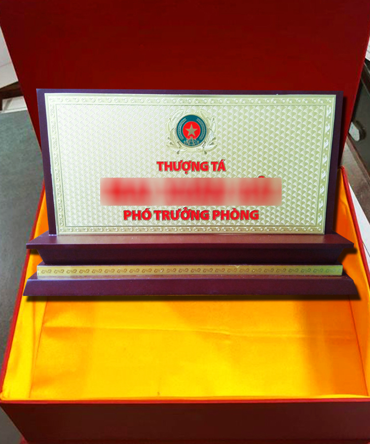 bien chuc danh de ban, bien chuc danh go dong, bien chuc danh mica, bien chuc danh in uv, bien chuc danh cho giam doc, lam bien chuc danh theo yeu cau, bien chuc danh go tu nhien, bien chuc danh mica chu T, bien chuc danh phong hop, bien chuc danh in logo, bien chuc danh khac laser, bien chuc danh gia re, bien chuc danh cong ty, bien chuc danh khac dong, bien chuc danh sang trong, bien chuc danh van phong, bien chuc danh mica den, bien chuc danh cao cap, bien chuc danh nhieu mau, bien chuc danh dep tai ha long, bien chuc danh quan ninh, bien chuc danh khung go, bien chuc danh chong tray xuoc, bien chuc danh khac CNC, bien chuc danh in so luong lon.