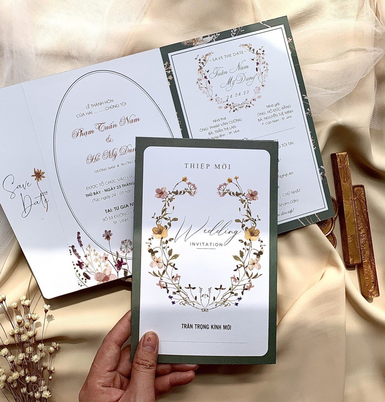 thiệp cưới Hạ Long, thiết kế thiệp cưới Quảng Ninh, in thiệp cưới đẹp tại Hạ Long, mẫu thiệp cưới sang trọng, thiệp cưới hiện đại tinh tế, thiệp cưới phong cách châu Âu, thiệp cưới truyền thống Việt Nam, thiệp cưới giá rẻ Hạ Long, thiệp cưới Phương Đông Hạ Long, dịch vụ in thiệp cưới nhanh, in thiệp cưới theo yêu cầu, xưởng in thiệp cưới uy tín, in thiệp cưới cao cấp Quảng Ninh, mẫu thiệp cưới hot trend 2025, thiệp cưới đơn giản mà đẹp, thiết kế thiệp cưới độc quyền, in thiệp cưới số lượng ít, thiệp cưới vintage cổ điển, mẫu thiệp cưới tinh tế nhẹ nhàng, in thiệp cưới lấy ngay tại Hạ Long, thiệp cưới handmade đẹp, thiệp cưới tông màu pastel, thiệp cưới cao cấp sang trọng, mẫu thiệp cưới tối giản, thiết kế thiệp cưới theo phong cách riêng, mẫu thiệp cưới độc đáo ấn tượng, thiệp cưới màu nude thời thượng, thiệp cưới hoa văn truyền thống, thiệp cưới in nổi ép kim, thiệp cưới Hạ Long giá tốt