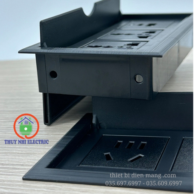 Nắp Âm Bàn Nhựa Đen Xước 3 thiết bị TNE2-NN004-XĐ