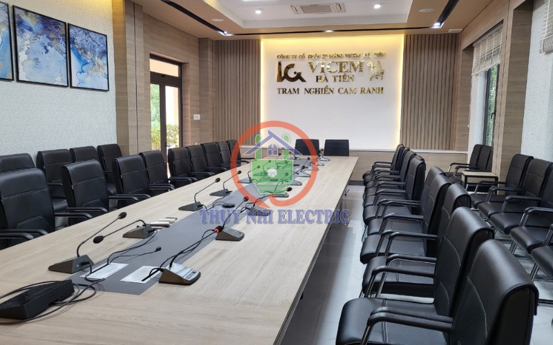 Tại Sao Ổ Cắm Âm Bàn Là Lựa Chọn Lý Tưởng Cho Phòng Họp Hiện Đại?