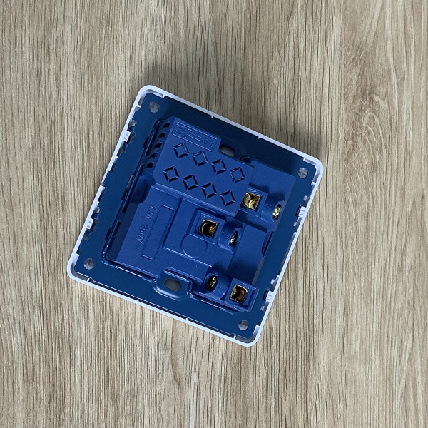 Ổ cắm có công tắc tích hợp 2 USB sạc LGTech LG-F21-022