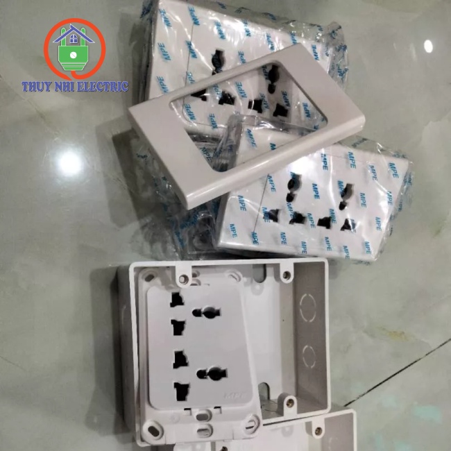 Ổ Cắm Đôi Đế Liền A20UESM2N hình thật