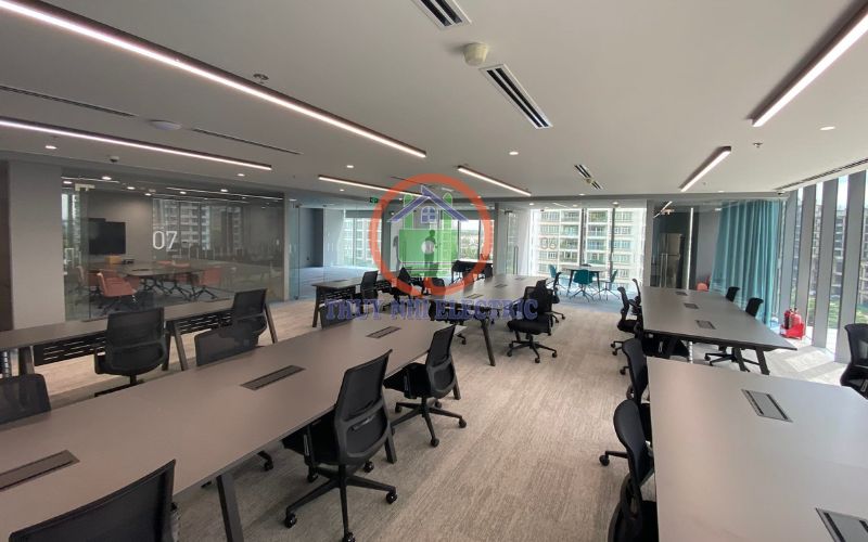 Tại Sao Ổ Cắm Âm Bàn Là Lựa Chọn Lý Tưởng Cho Phòng Họp Hiện Đại?