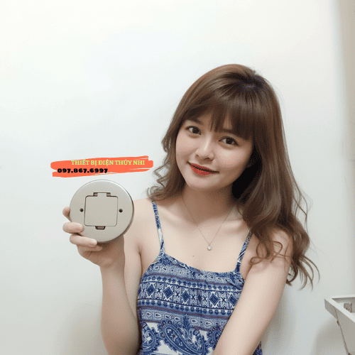 Người dùng cầm hộp ổ điện âm sàn Sinoamigo SOB-2ZNC chính hãng
