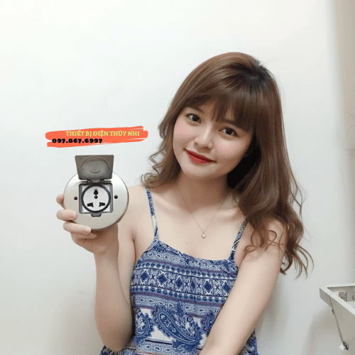 Người dùng cầm hộp ổ điện âm sàn Sinoamigo SOB-2ZNC chính hãng