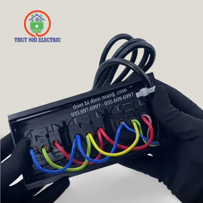 Nắp Âm Bàn Nhựa Đen Xước 3 thiết bị TNE2-NN004-XĐ