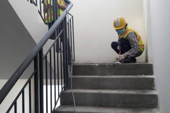 Làm sạch bề mặt cầu thang trước khi tiến hành sơn 