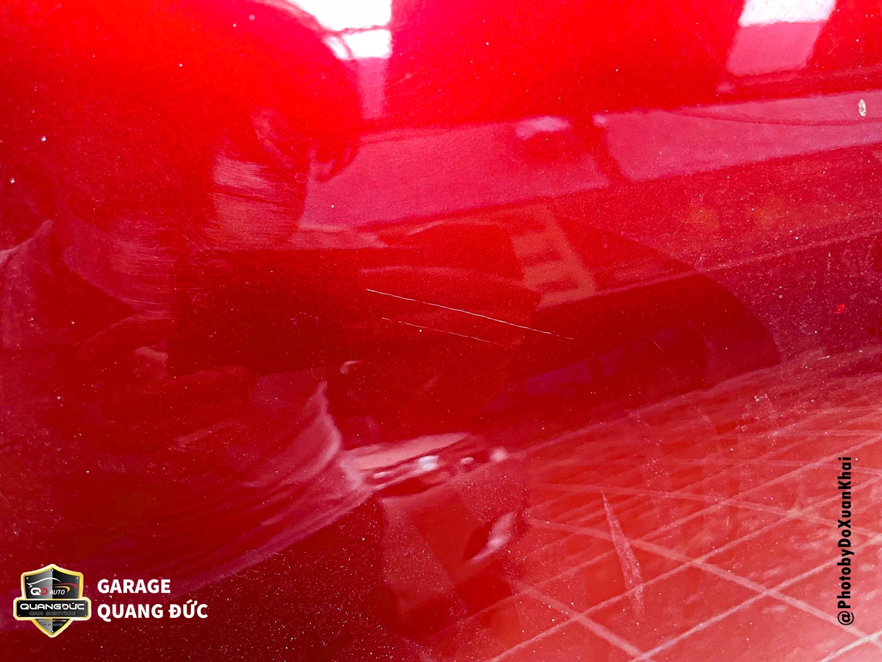 Vết xước trên cánh cửa trước khi đánh bóng