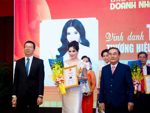 Tổng giám đốc Top White - Cao Thị Thùy Dung nhận liên tiếp 2 giải thưởng lớn trong năm 2018 Tổng giám đốc Top White - Cao Thị Thùy Dung nhận liên tiếp 2 giải thưởng lớn trong năm 2018
