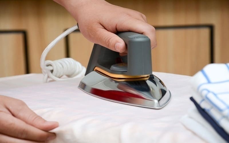 Mẹo Là Quần Áo Hiệu Quả Với Bàn Là Khô