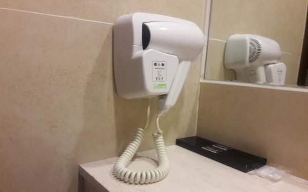 Máy sấy tóc gắn tường sở hữu nhiều tính năng nổi bật