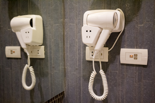 Máy sấy gắn tường là một vật dụng được ưa chuộng bởi nhiều khách sạn