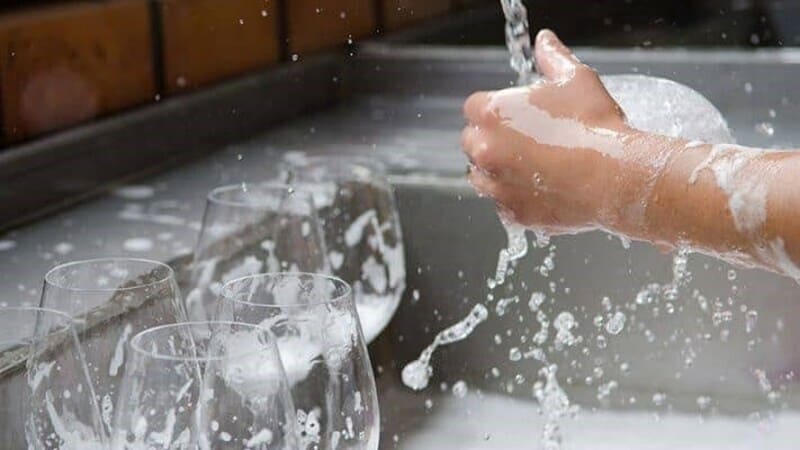 Đối với ly thủy tinh, bạn có thể sử dụng một số mẹo sau đây