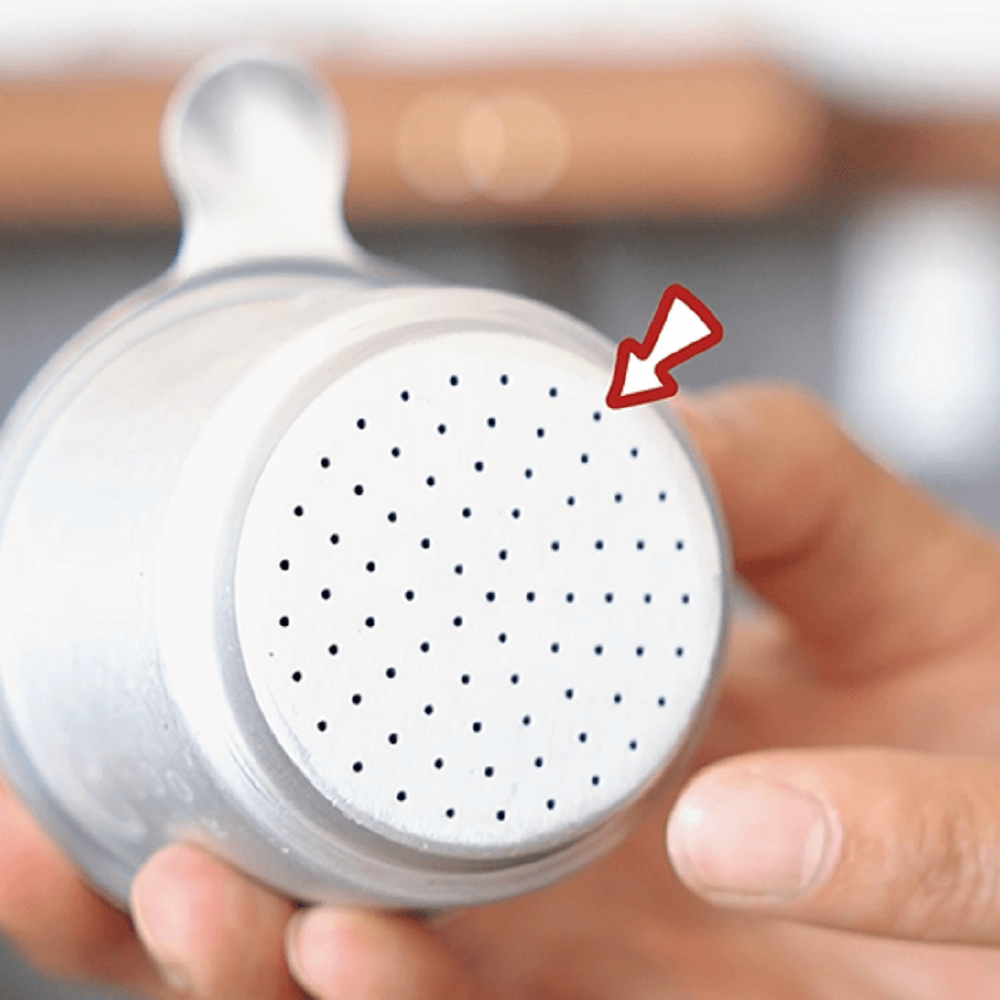 Các lỗ ở đáy phin nhôm phân bố đều.