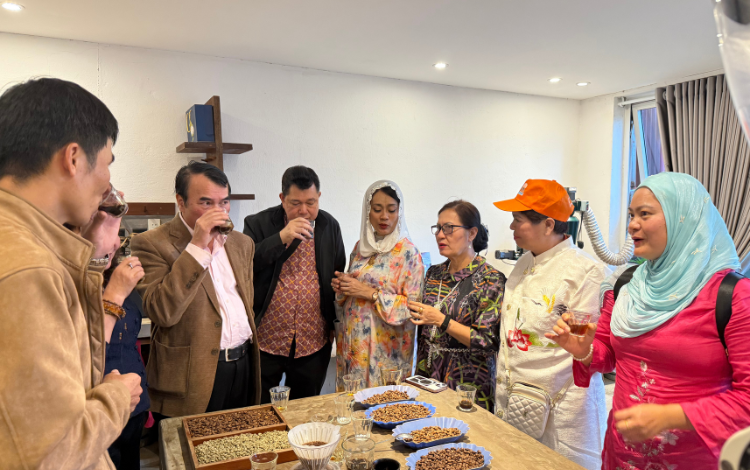 Hoàng gia Malaysia trải nghiệm cà phê rang mộc tại Voi Đỏ