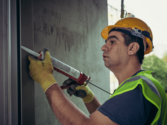 Công nhân bơm keo silicone cho khe cửa