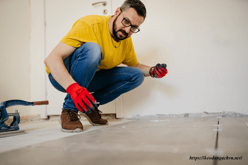 căng dây khi lát gạch để căn chỉnh hướng khi lát gạch