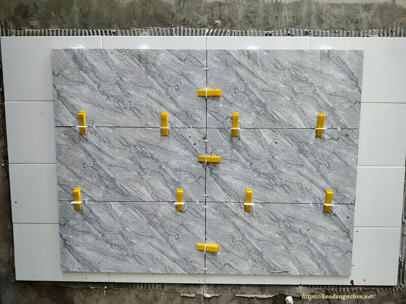 dán gạch chồng gạch tiết kiệm thời gian