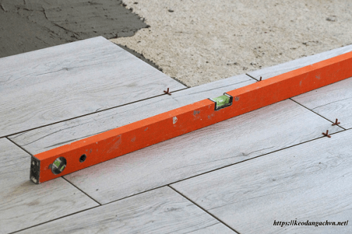 đo độ phẳng của nền khi lát gạch