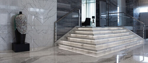 ứng dụng của đá tự nhiên khu vực sảnh và cầu thang