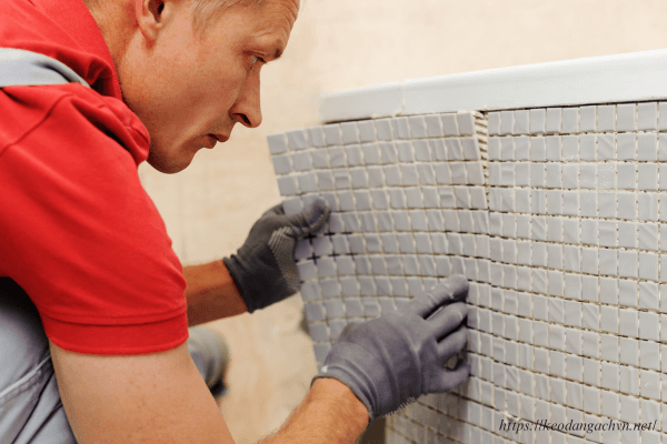 Công nhân tỷ mỷ thi công gạch mosaic