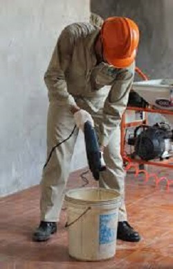 trộn vữa skimcoat bằng máy trộn tay