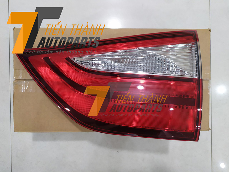Đèn hậu trong Sienna 2016 (RH)-8158008030