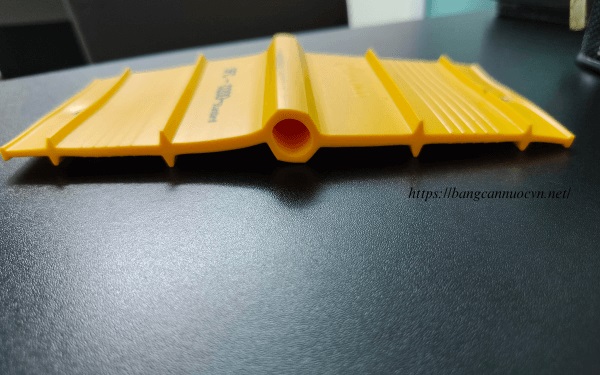 Băng cản nước có lỗ tròn ở giữa giúp tăng cường độ co giãn tại vị trí trung tâm