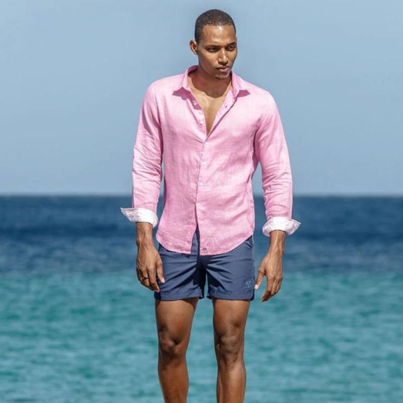 Lịch lãm hơn với sơ mi màu dài tay với quần short nam