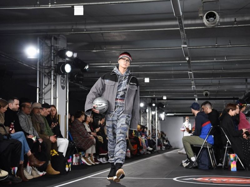 Đón đầu xu hướng thể thao với bộ quần áo thể thao cùng áo khoác denim