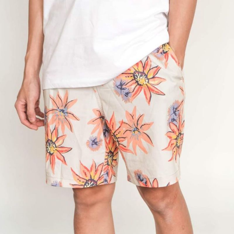 Thả dáng thời thượng khi diện áo phông phối với quần short nam hoạ tiết