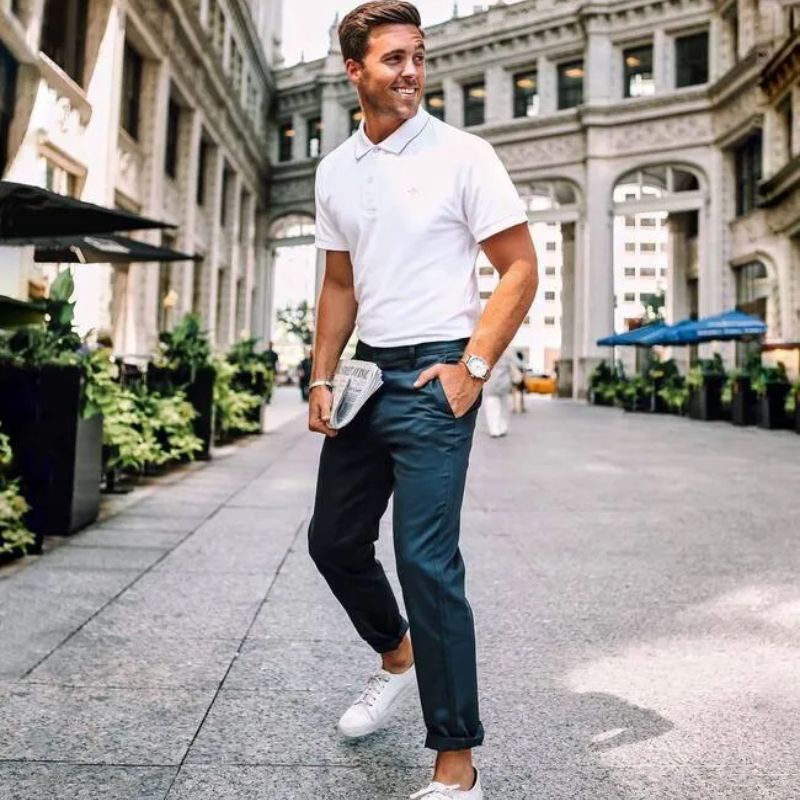 Áo polo, quần jean cùng giày sneaker