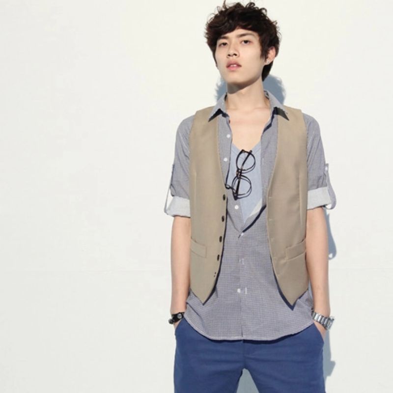 Mix áo gile nam layer với áo thun đầy thời trang