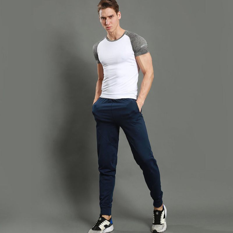 Thêm cá tính với áo thể thao nam phối cùng quần jogger