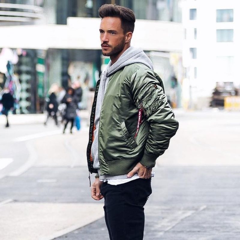 Áo khoác denim, áo hoodie cùng quần jean đầy năng động