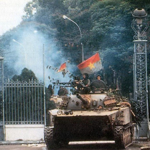 Xe tăng quân Giải phóng tiến vào Dinh Độc Lập trưa ngày 30/4/1975, đánh dấu sự kiện lịch sử Giải phóng miền Nam, thống nhất đất nước.