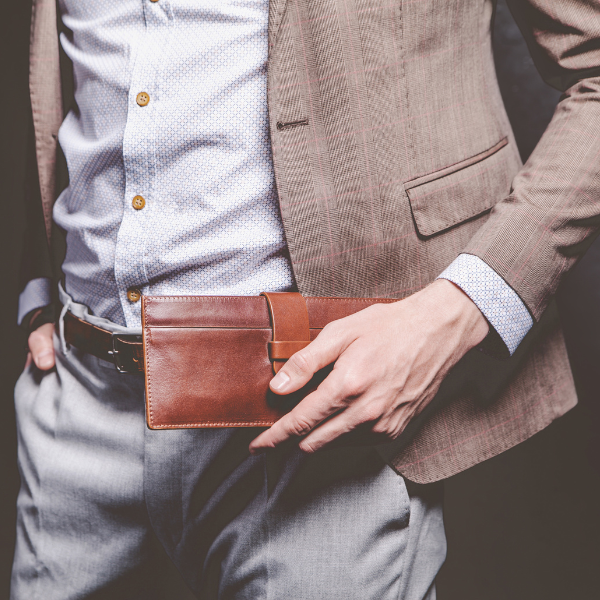 Nam giới cầm ví da khi mặc vest lịch sự