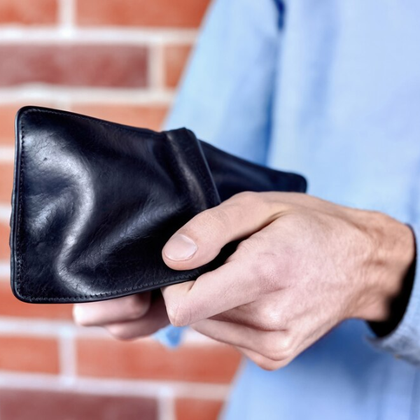 Ví da thật và ví giả da đặt cạnh nhau để so sánh