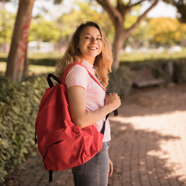 Nữ giới đeo balo siêu nhẹ thiết kế vừa vặn vai lưng