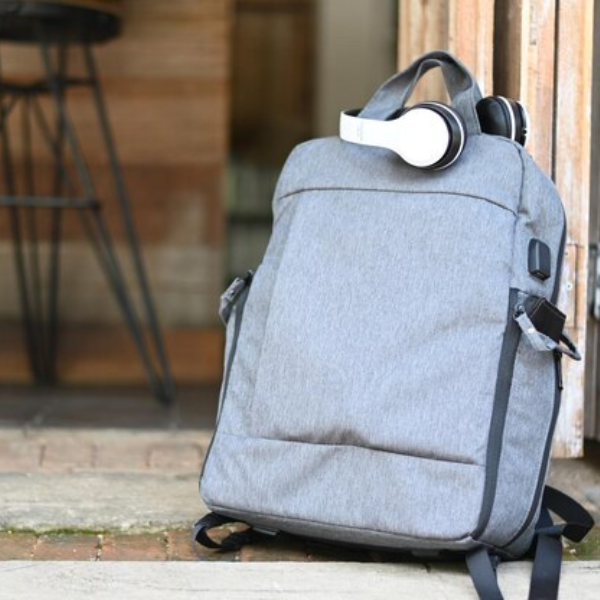 Hình ảnh balo vải dù siêu nhẹ chống nước, phù hợp cho chuyến dã ngoại ngoài trời