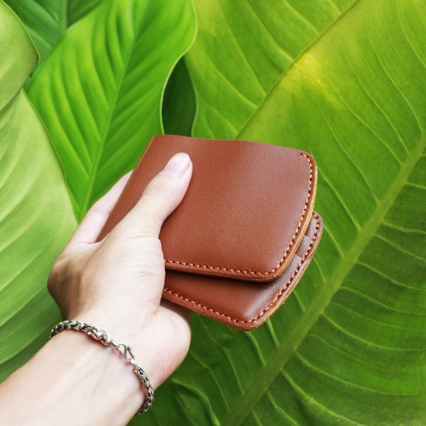 Người đàn ông cầm ví da bò cho nam cao cấp màu nâu sang trọng